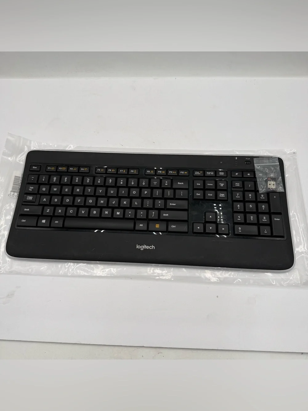 E4 LOGITECH K800 Wireless Illuminated Keyboard (Y-R0011) w/ Dongle /Batteries